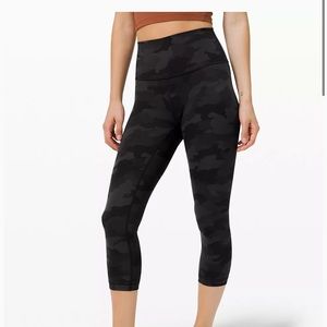 Lululemon “wunder under” camo capris leggings